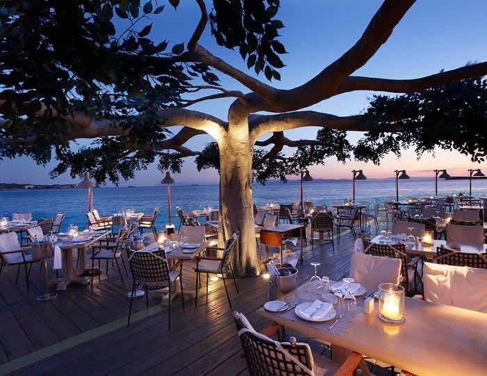 Family With Garden Next To The Sea *