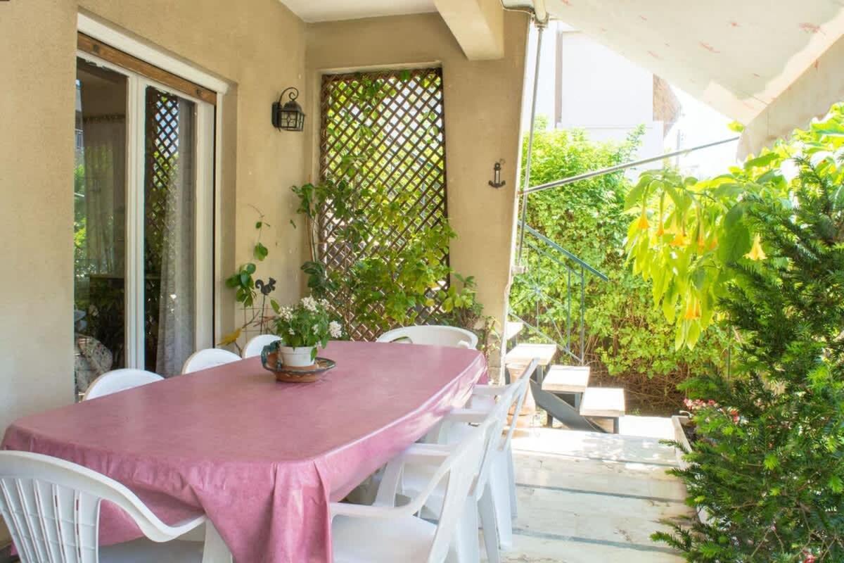 Family With Garden Next To The Sea * Athens