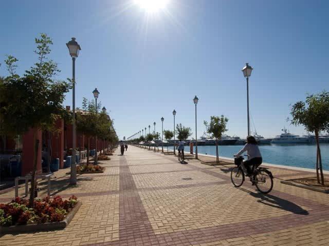 Family With Garden Next To The Sea * Atene